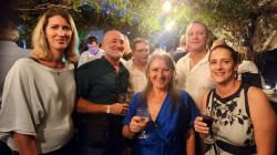 Membres réunis autour du bar